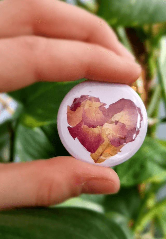 Badge Coeur pétales de roses 