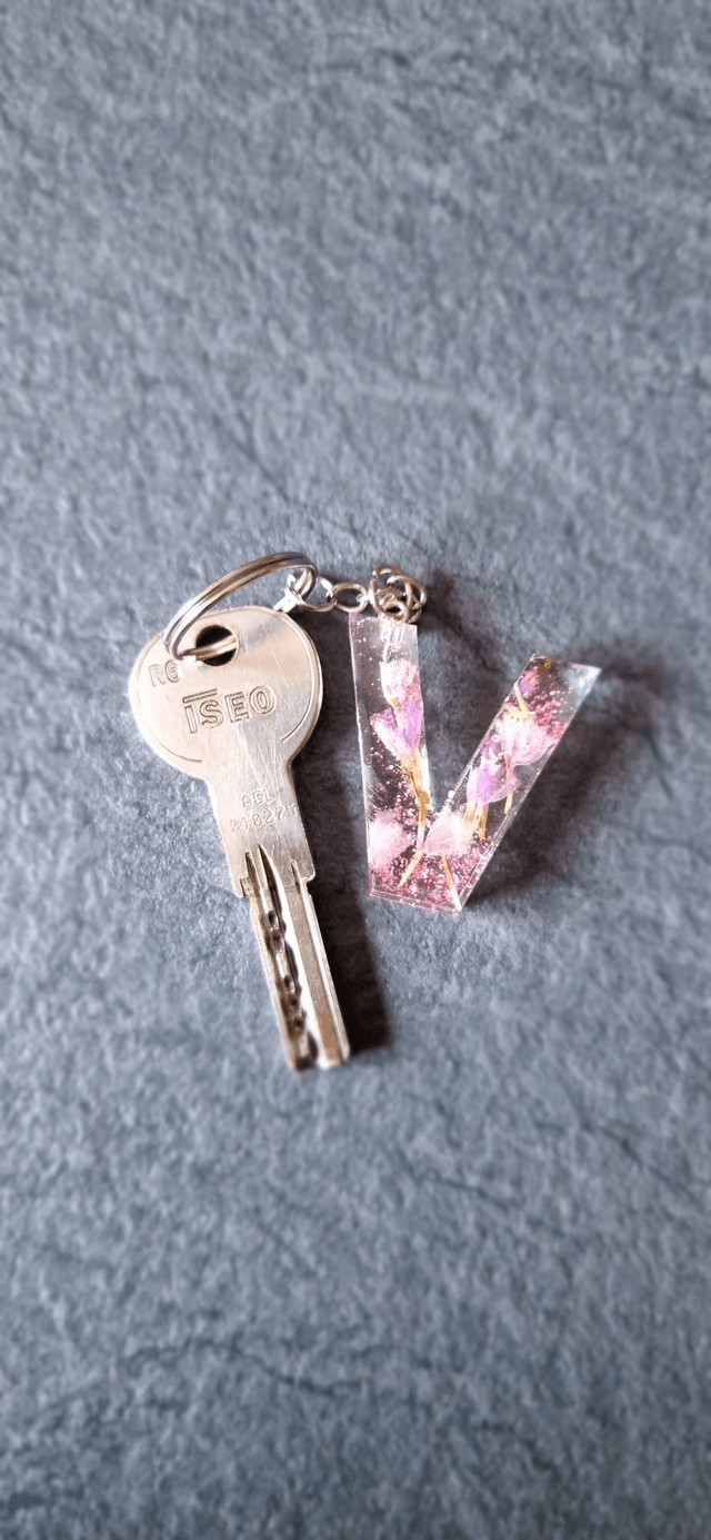 Porte clés initiales en résine fleurs séchées 