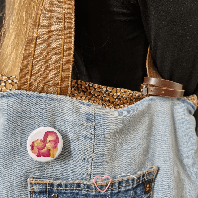 Badge Coeur pétales de roses 