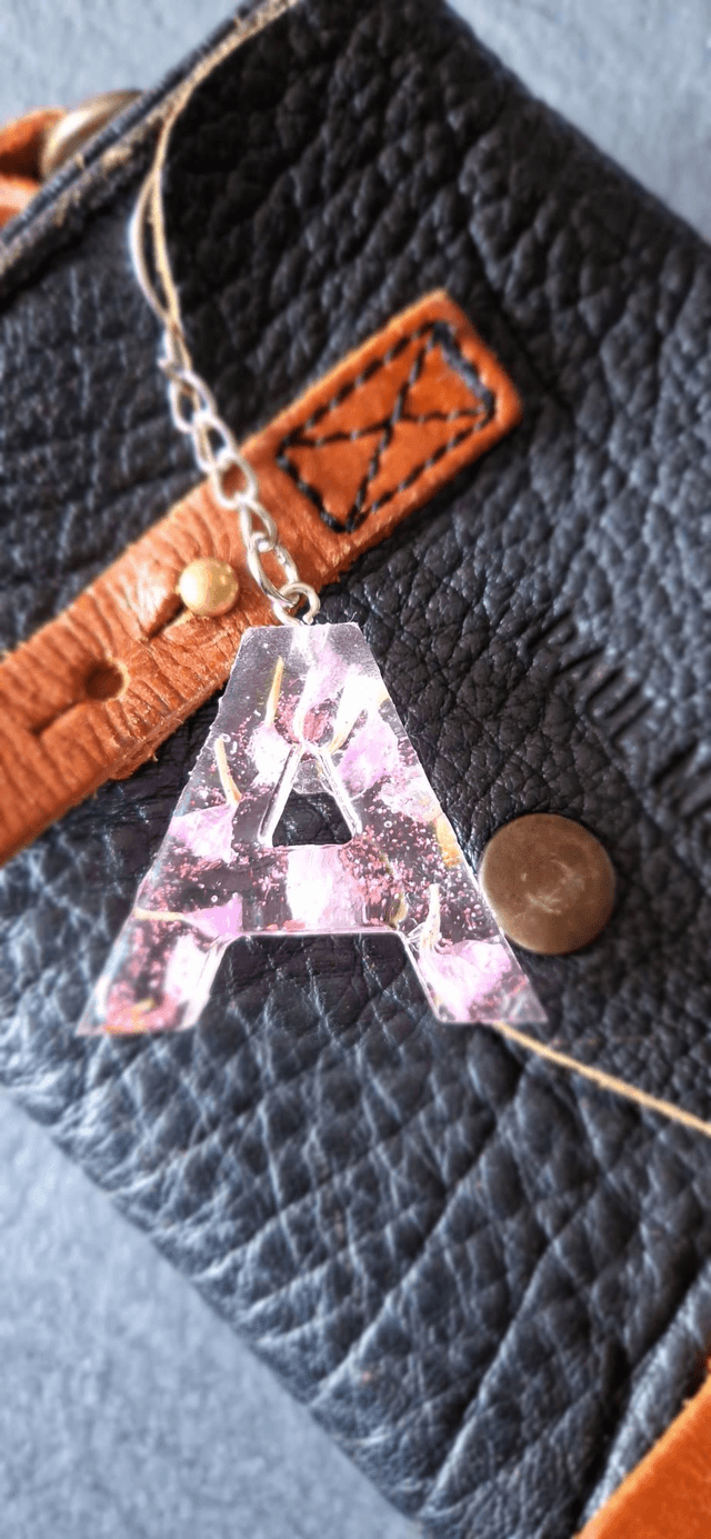 Porte clés initiales en résine fleurs séchées 