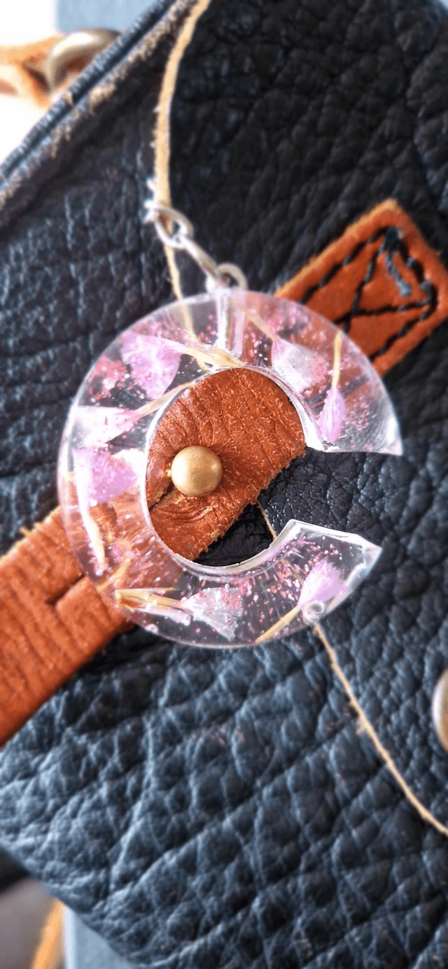 Porte clés initiales en résine fleurs séchées 