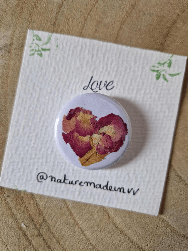 Badge Coeur pétales de roses 