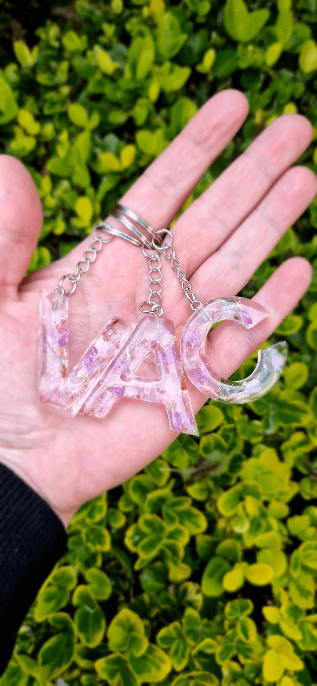 Porte clés initiales en résine fleurs séchées 